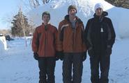 美国三兄弟在自家前院打造的巨型雪生生物图2
