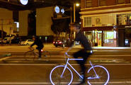 反光自行车 Lumen 保证夜间骑行者安全图1