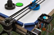 改造3D 打印机，黑客为女儿制作桌上冰球机器人图2