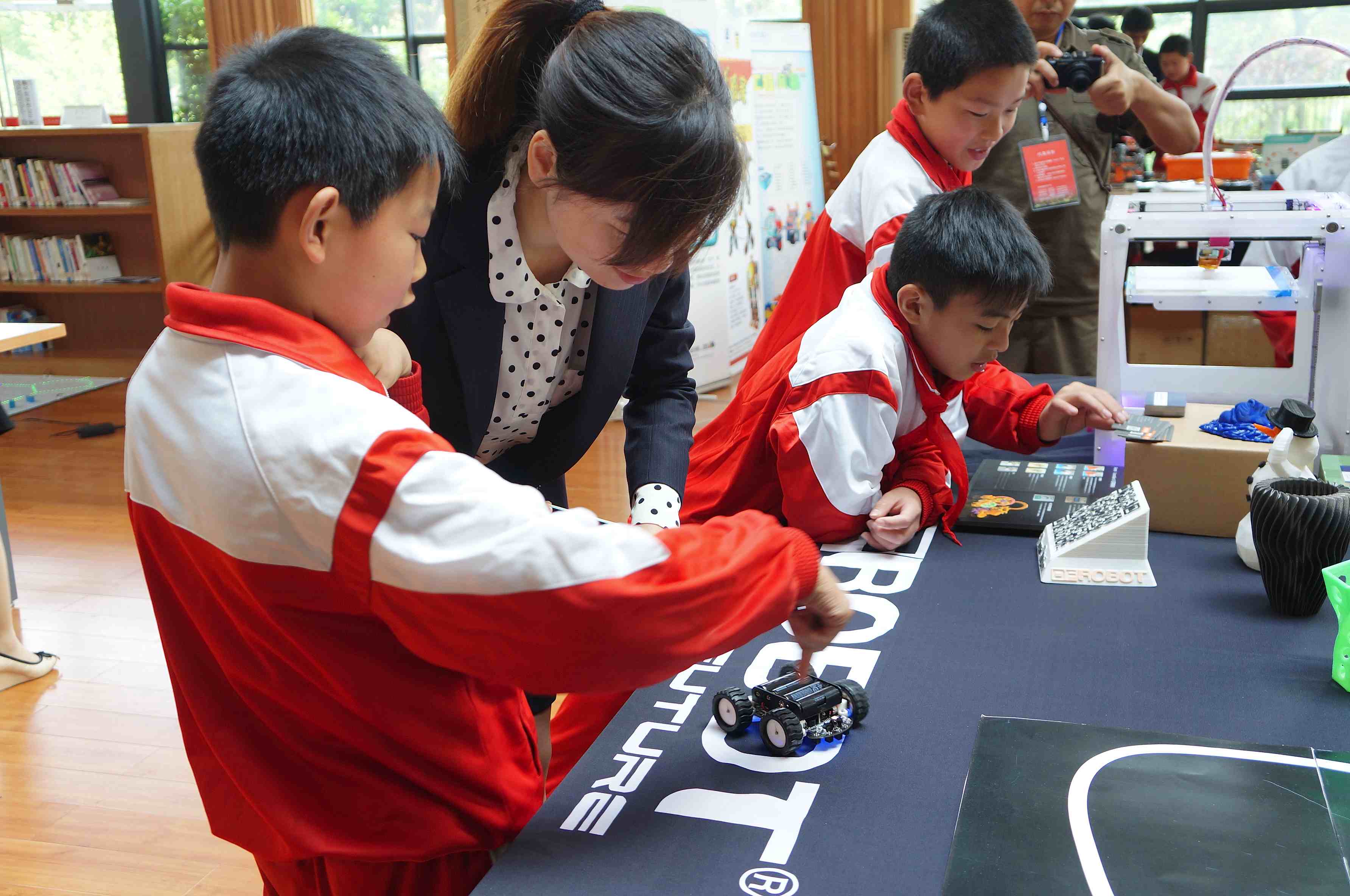 DFRobot"迪埃孚杯"全国中小学机器人教学评展活动火热进行中图5