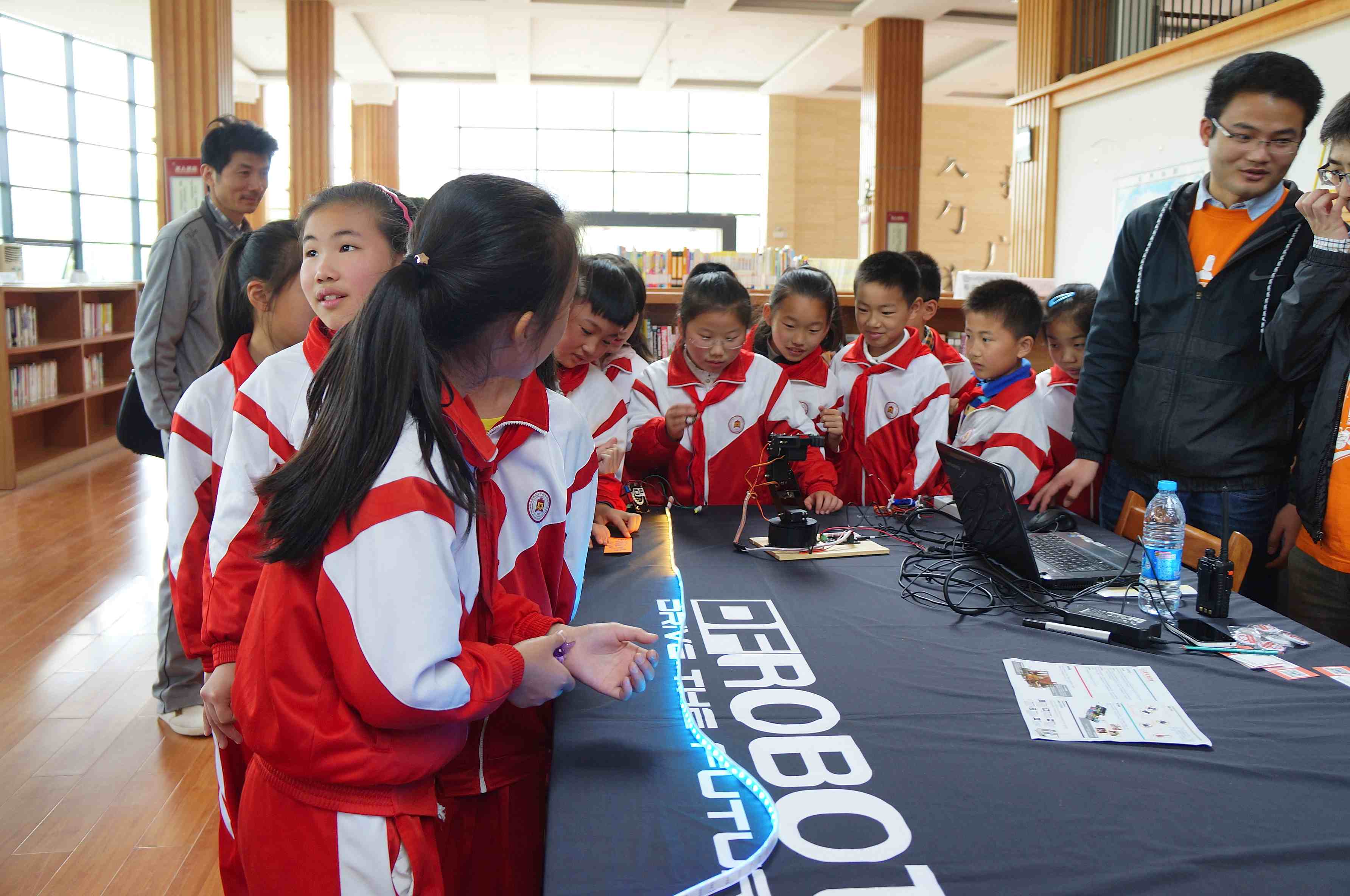 DFRobot"迪埃孚杯"全国中小学机器人教学评展活动火热进行中图10