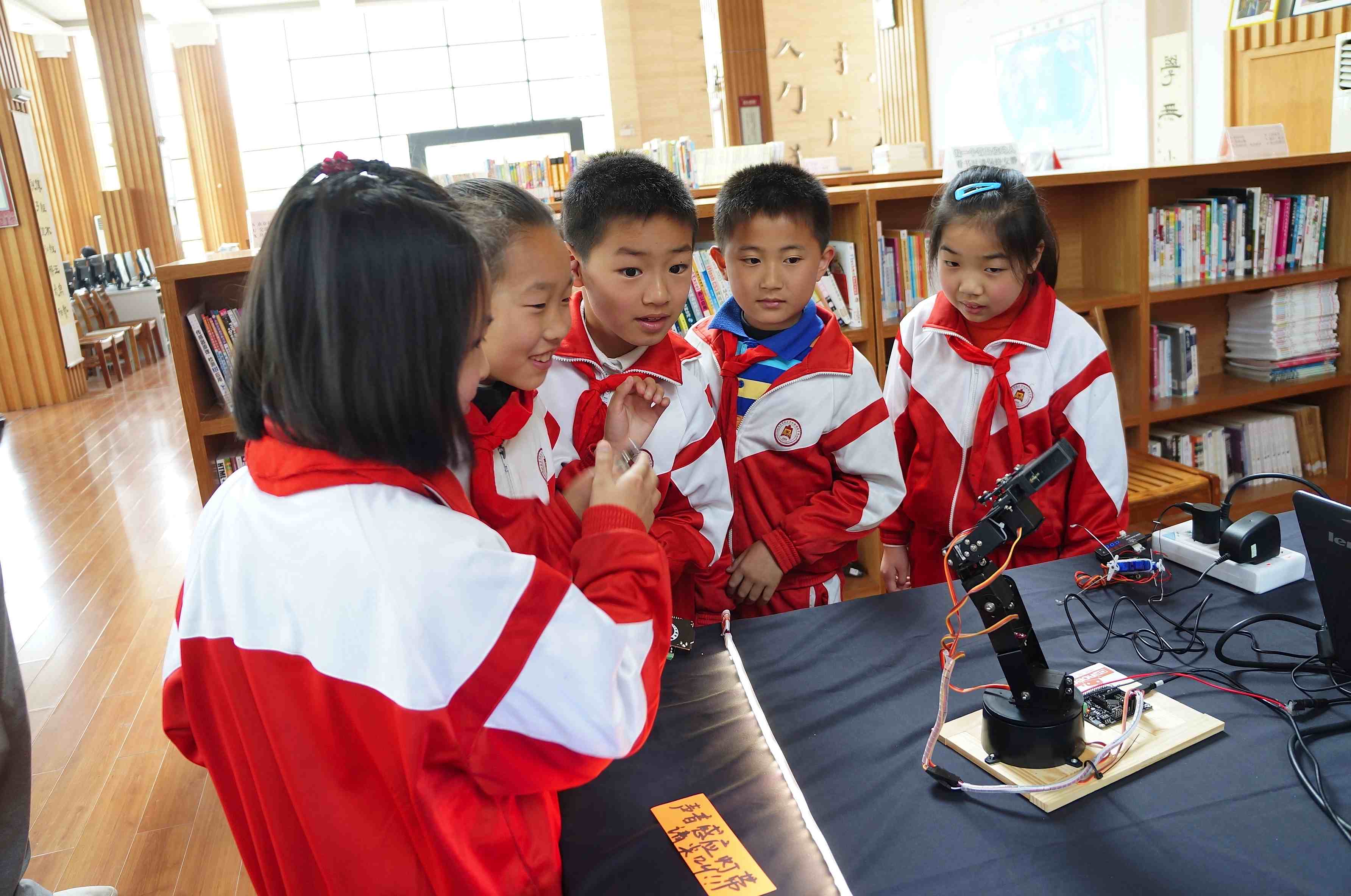 DFRobot"迪埃孚杯"全国中小学机器人教学评展活动火热进行中图11