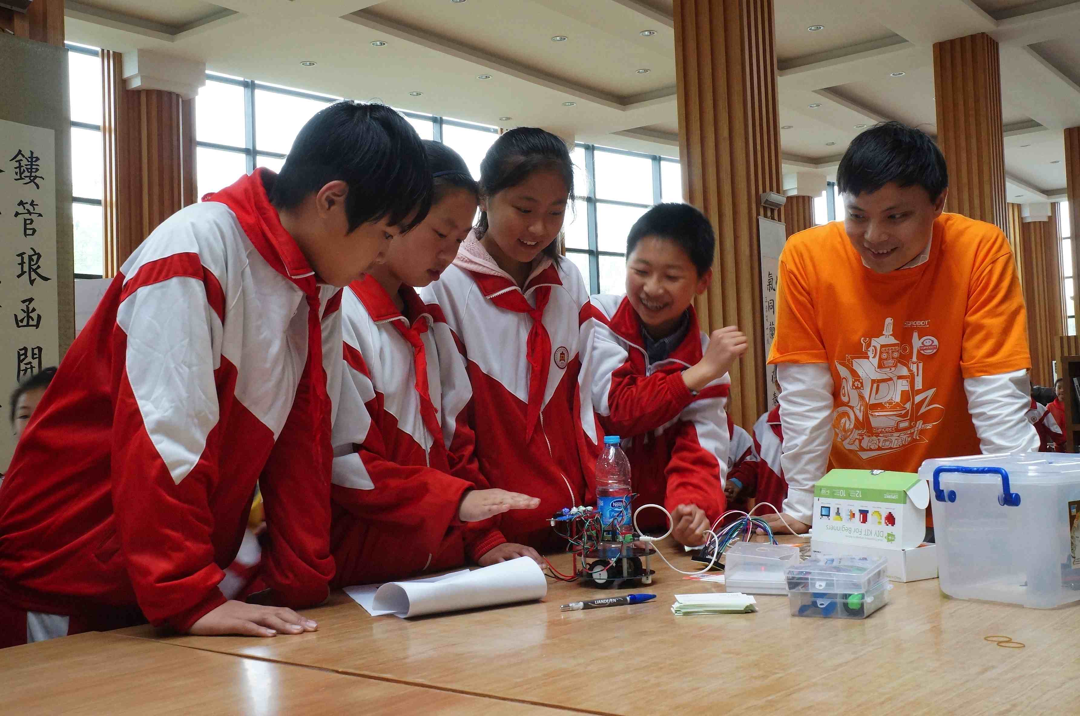 DFRobot"迪埃孚杯"全国中小学机器人教学评展活动火热进行中图16