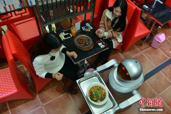 成都首家机器人主题餐厅吸引美女食客尝鲜图1