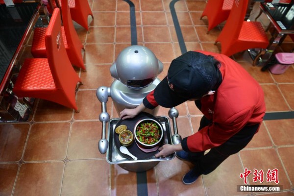 成都首家机器人主题餐厅吸引美女食客尝鲜图4