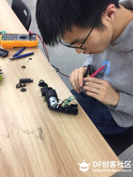 中年技术宅修手电钻图4