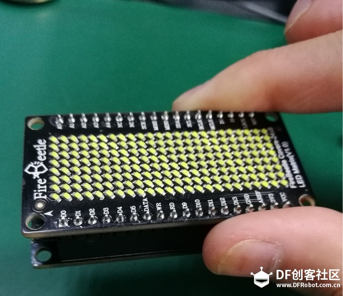 使用FireBeetle Board ESP32 制作电子徽章图2