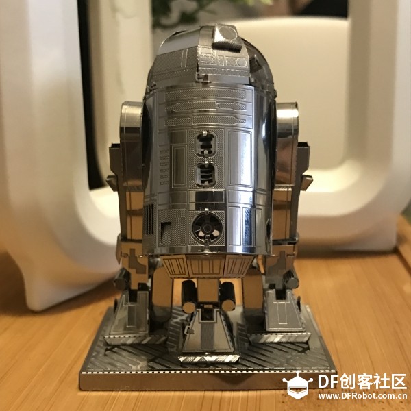 不用任何黏贴的立体金属拼图R2D2-【周末项目】-1图1