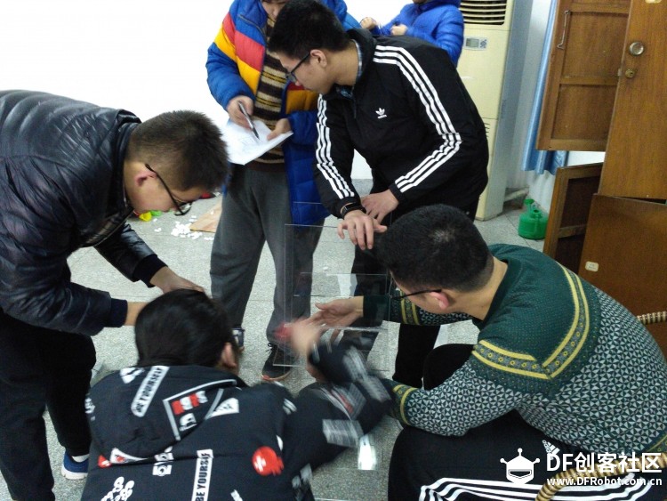 蘑菇云淮南站青少年科技创新大赛赛前制作剪影图3
