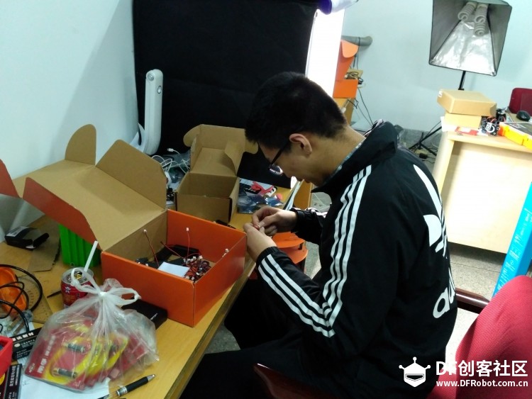 蘑菇云淮南站青少年科技创新大赛赛前制作剪影图4