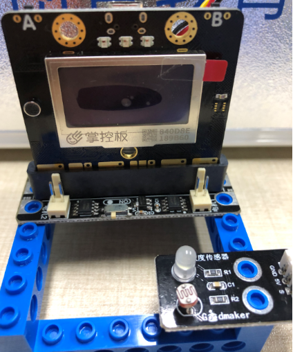 Mind+与掌控板模拟吸色灯图1
