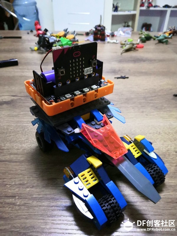 micro:bit+robotbit+乐高积木＝激斗战车，动起来！图1