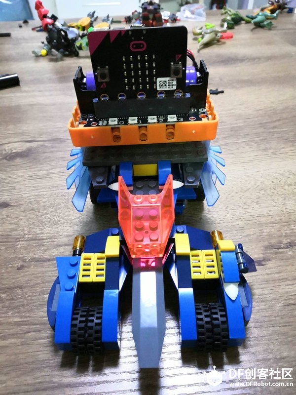 micro:bit+robotbit+乐高积木＝激斗战车，动起来！图2