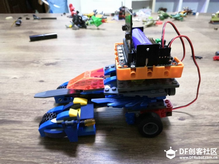 micro:bit+robotbit+乐高积木＝激斗战车，动起来！图3
