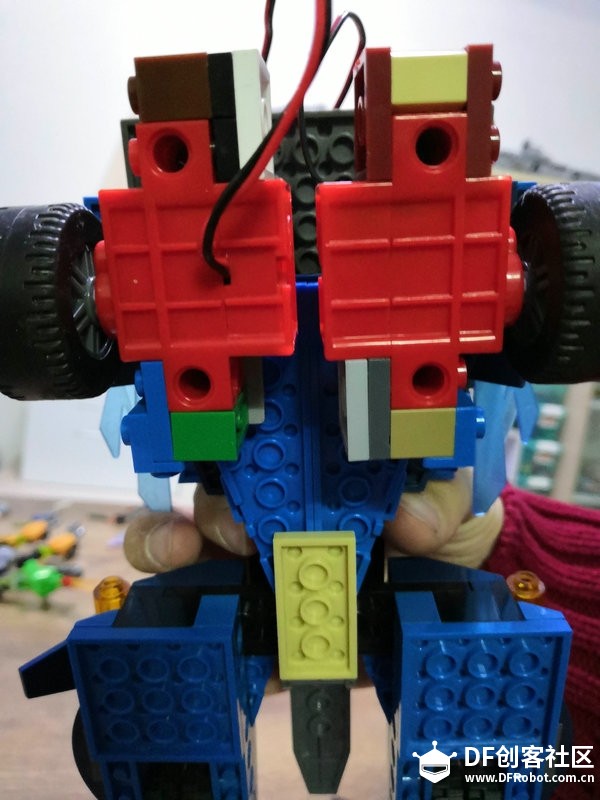 micro:bit+robotbit+乐高积木＝激斗战车，动起来！图5