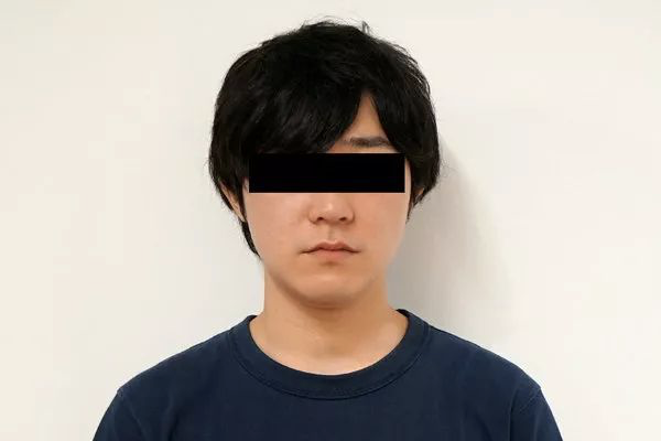 哼！等我脱光衣服然后撞开这扇玻璃门，你们就都完了！图1