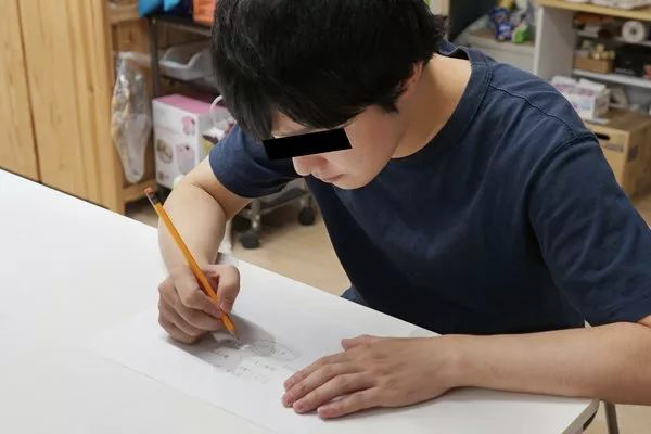 哼！等我脱光衣服然后撞开这扇玻璃门，你们就都完了！图2