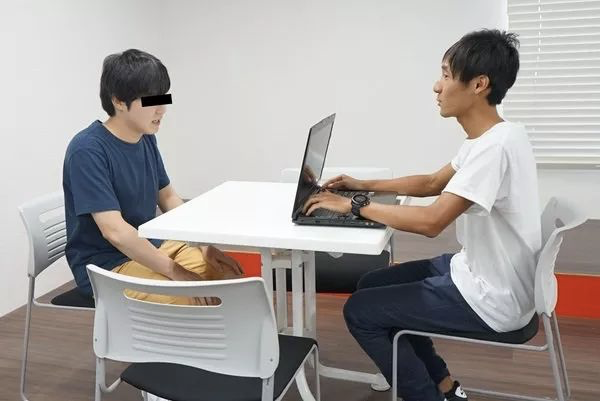 哼！等我脱光衣服然后撞开这扇玻璃门，你们就都完了！图3