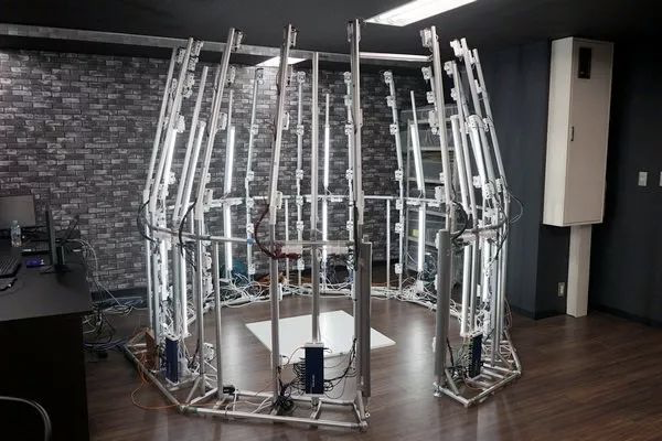 哼！等我脱光衣服然后撞开这扇玻璃门，你们就都完了！图4