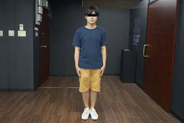 哼！等我脱光衣服然后撞开这扇玻璃门，你们就都完了！图5