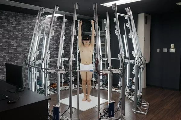 哼！等我脱光衣服然后撞开这扇玻璃门，你们就都完了！图8