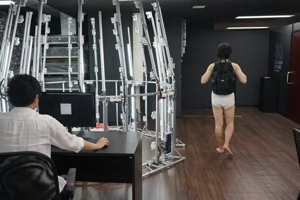 哼！等我脱光衣服然后撞开这扇玻璃门，你们就都完了！图10