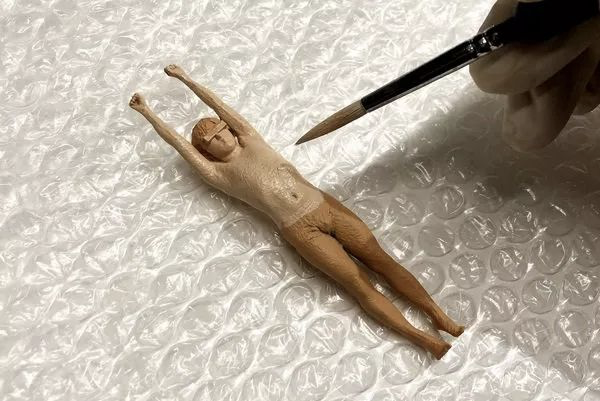 哼！等我脱光衣服然后撞开这扇玻璃门，你们就都完了！图14