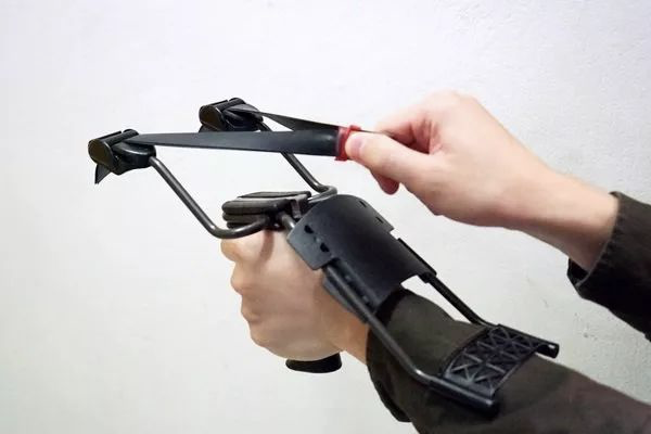哼！等我脱光衣服然后撞开这扇玻璃门，你们就都完了！图18