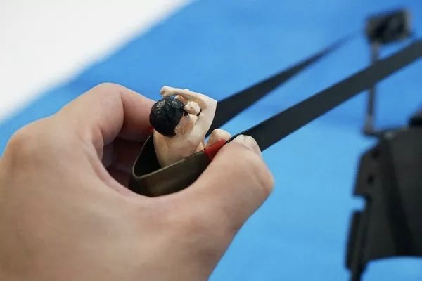 哼！等我脱光衣服然后撞开这扇玻璃门，你们就都完了！图20
