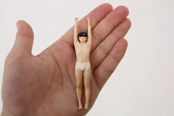 哼！等我脱光衣服然后撞开这扇玻璃门，你们就都完了！图25