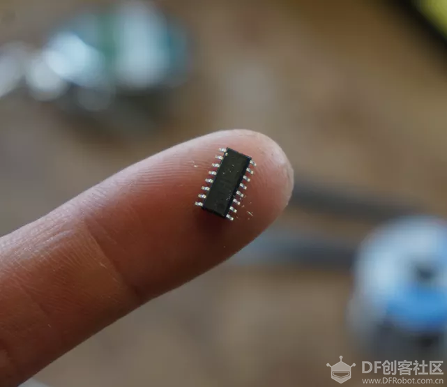自己焊一个aduino，跪在地上看这块arduino图10