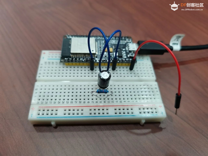 利用Phyphox和ESP32蓝牙探究电容器放电过程中的电压变化规律图1