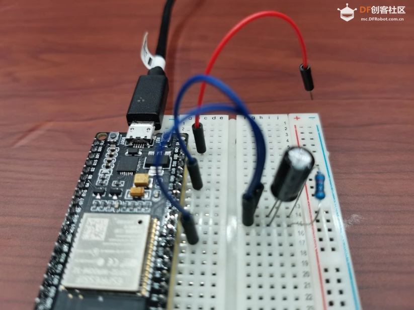 利用Phyphox和ESP32蓝牙探究电容器放电过程中的电压变化规律图2