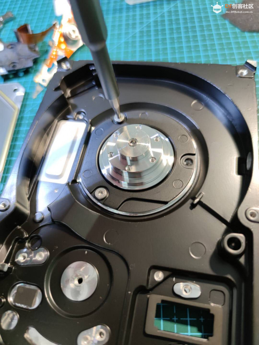 台式机硬盘转速可达到 7200 rpm 所使用轴承是非常精密的,几乎没有