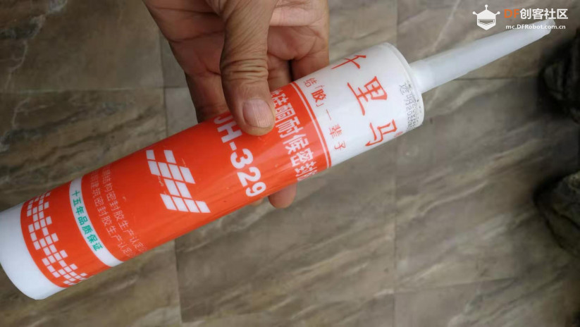 【花雕动手做】太搞笑啦，一支胶管制成二只蠕动机器人图1