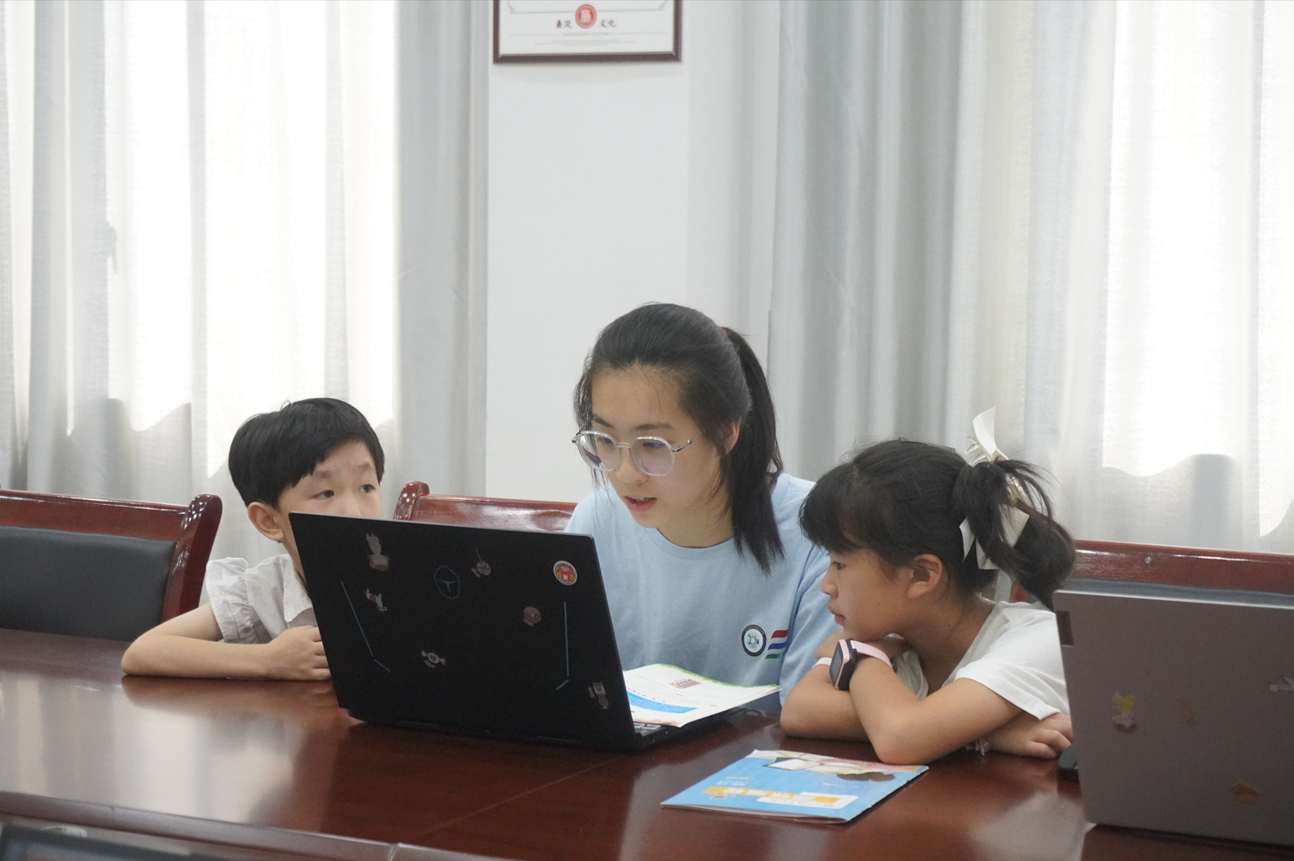 带领团队暑期下乡与孩子们一起少儿编程图1