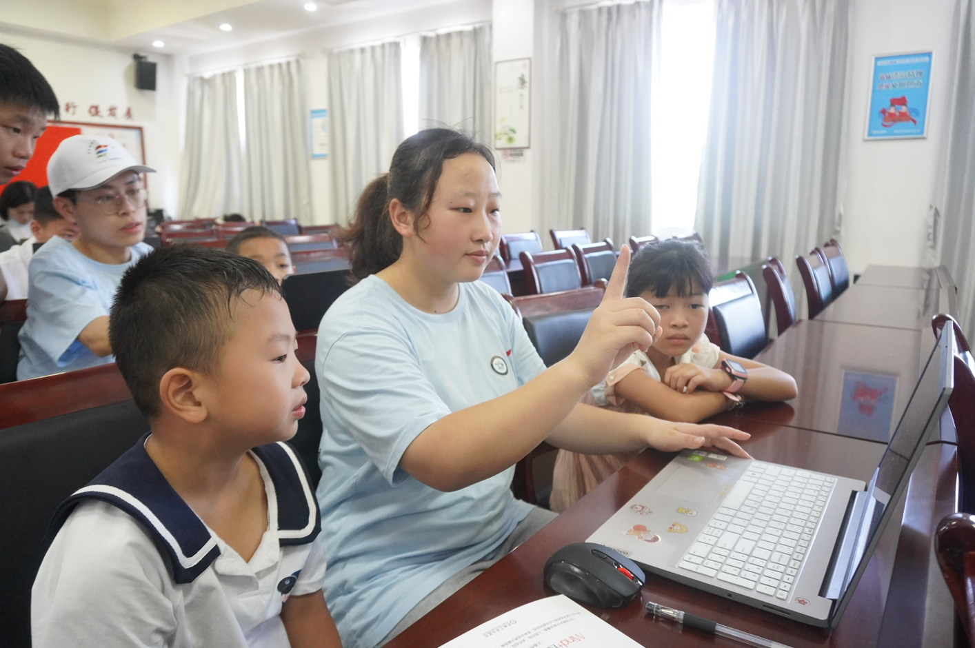 带领团队暑期下乡与孩子们一起少儿编程图2
