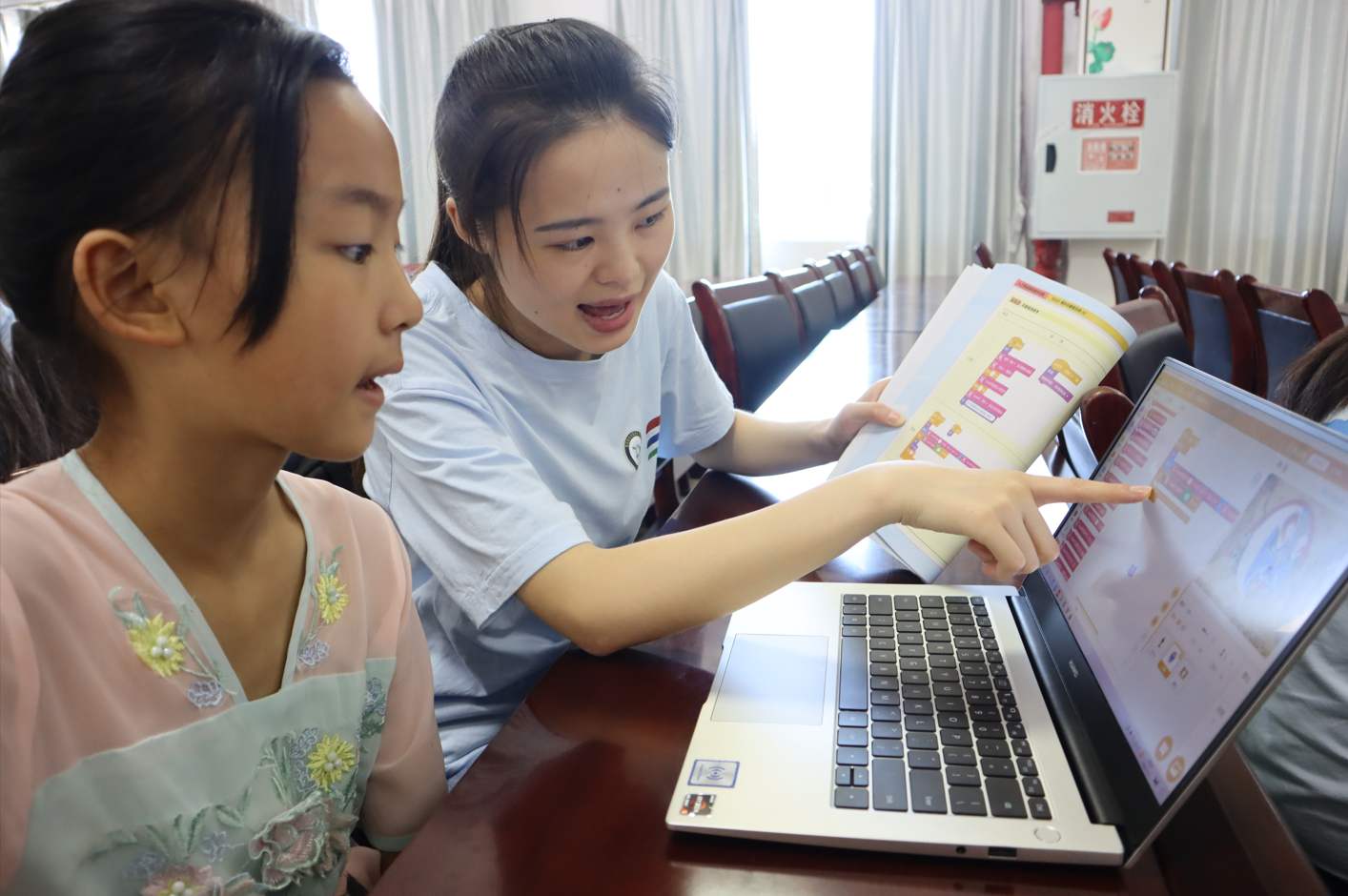 带领团队暑期下乡与孩子们一起少儿编程图3