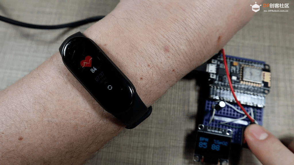 怀旧风互联网收音机、迷你ESP32 NAS、六轴无人机｜DF创客周...图11