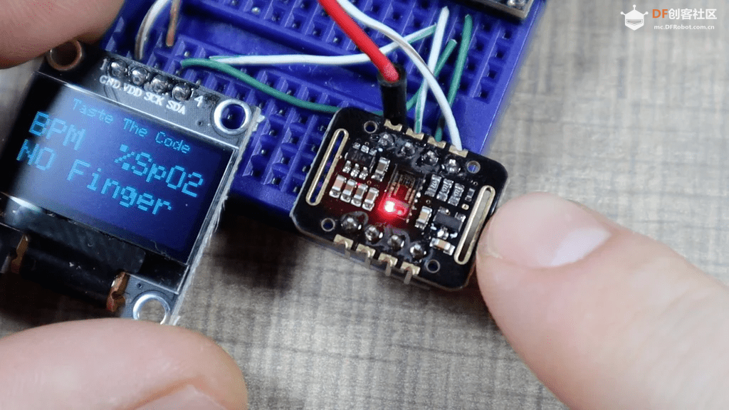 怀旧风互联网收音机、迷你ESP32 NAS、六轴无人机｜DF创客周...图10