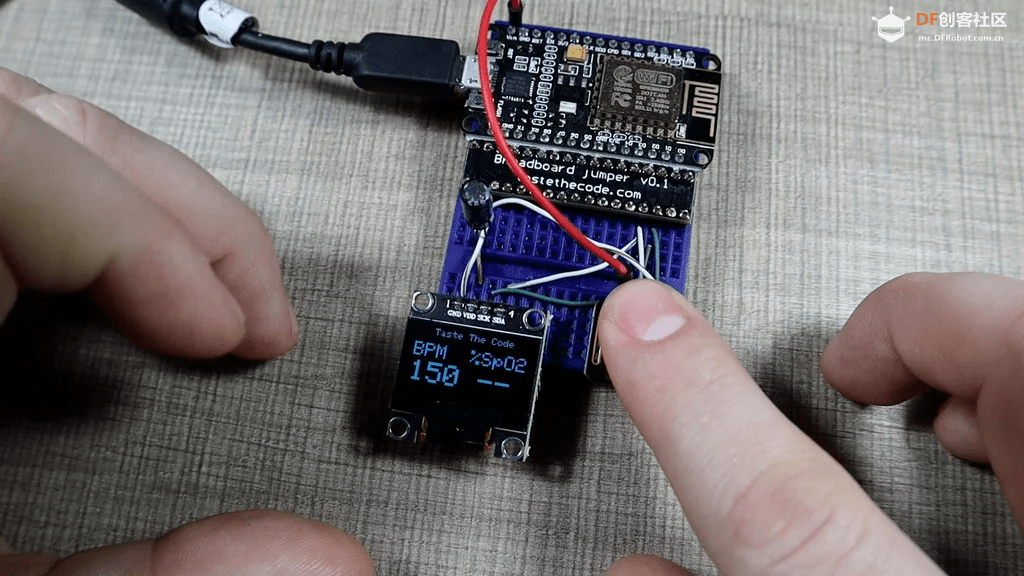 怀旧风互联网收音机、迷你ESP32 NAS、六轴无人机｜DF创客周...图12