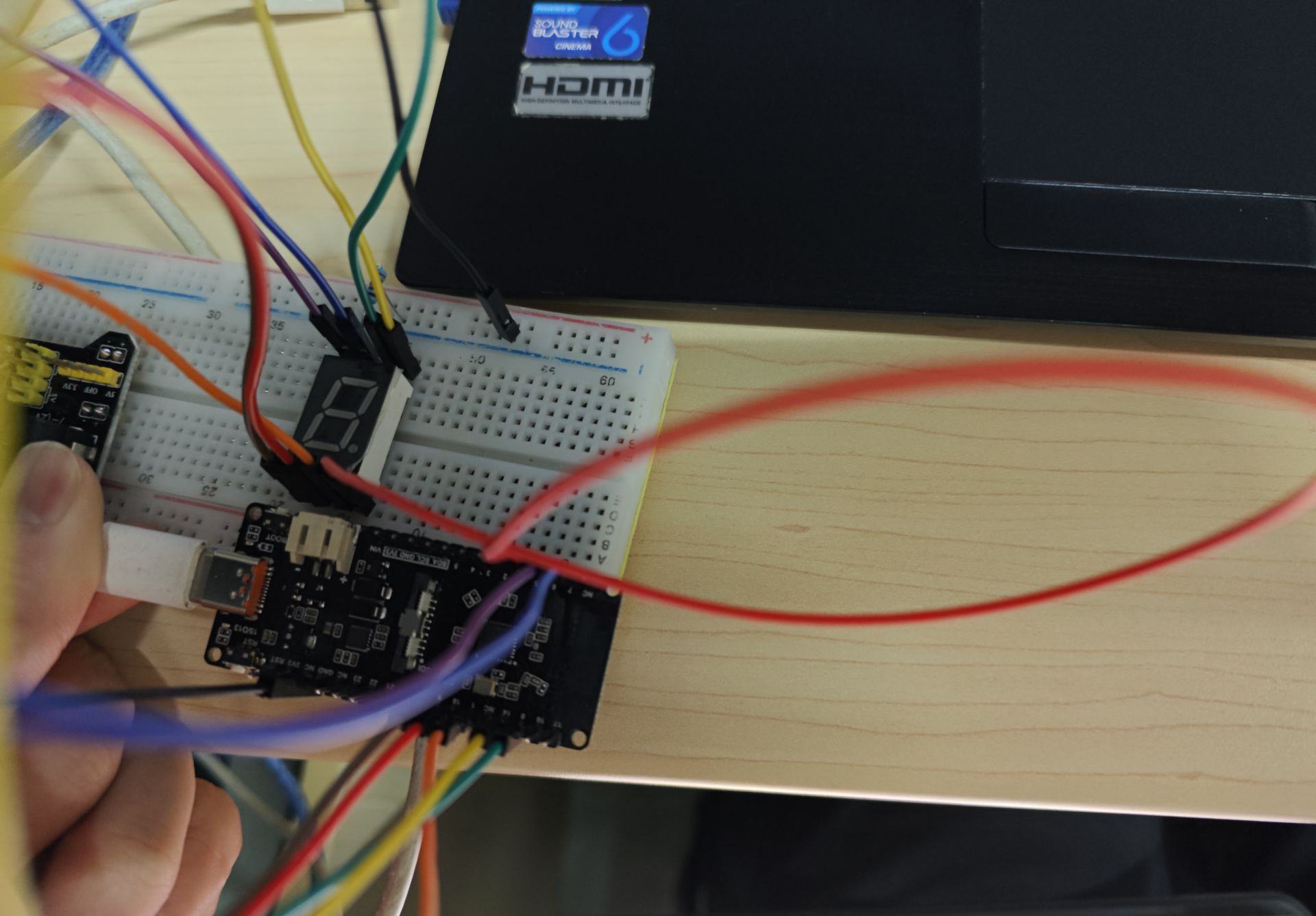 “FireBeetle 2 ESP32 C6开发板”控制数码管显示数字图1