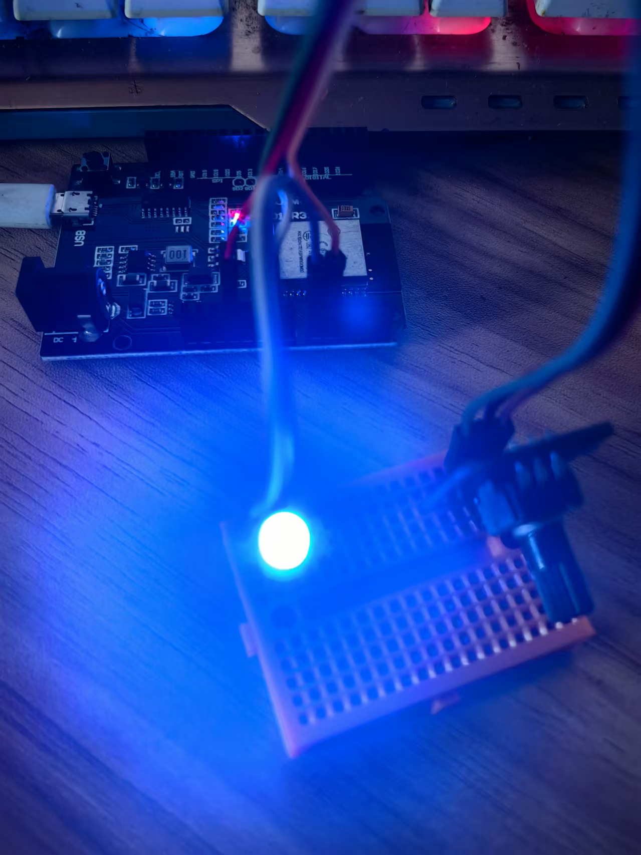 【花雕学编程】Arduino动手做（234）--WeMos D1R32闪烁LED任务图2