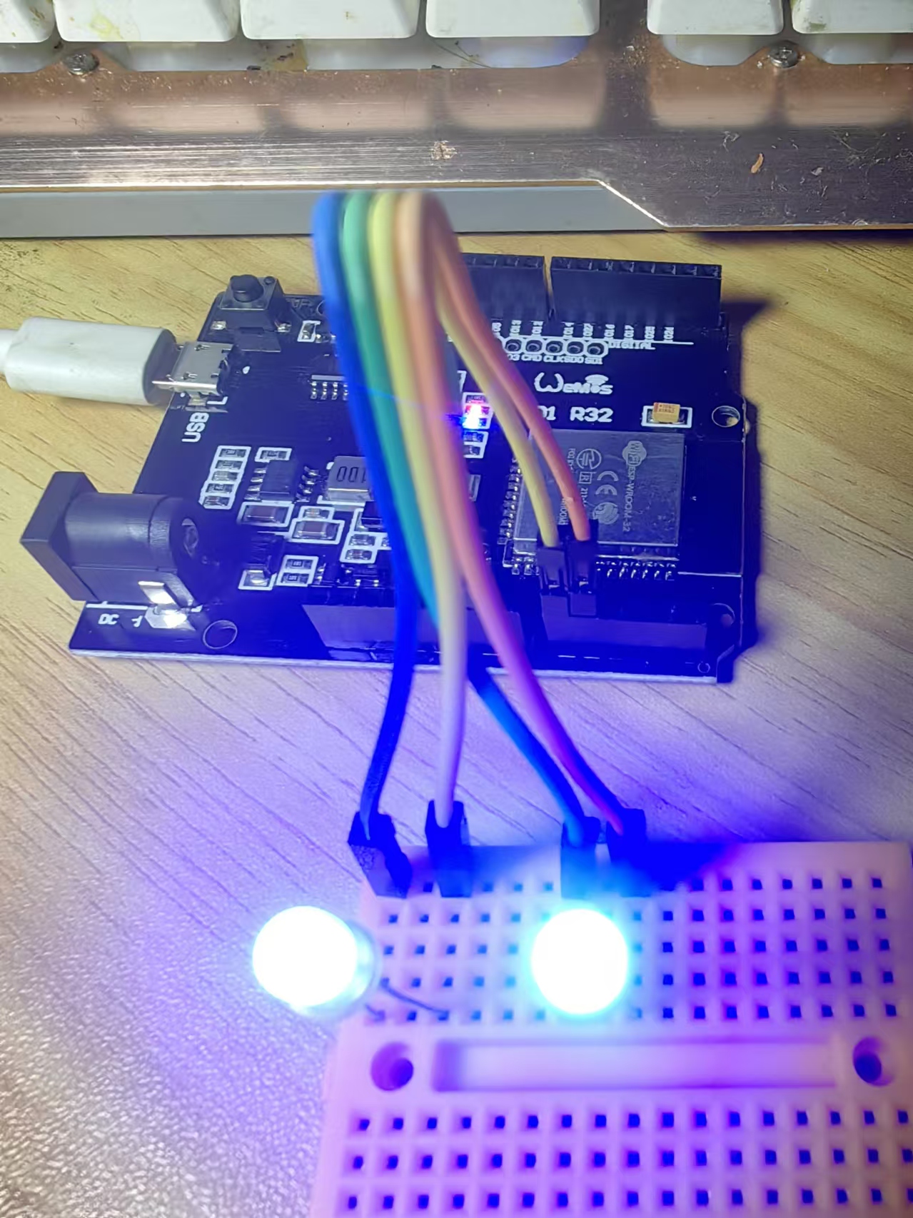 【花雕学编程】Arduino动手做（234）---WeMos D1R32控制多个LED图1