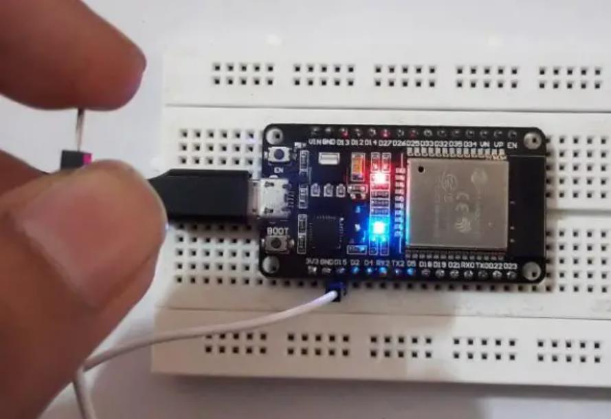 【花雕学编程】Arduino动手做（241）--ESP32 Dev之触摸传感器图3