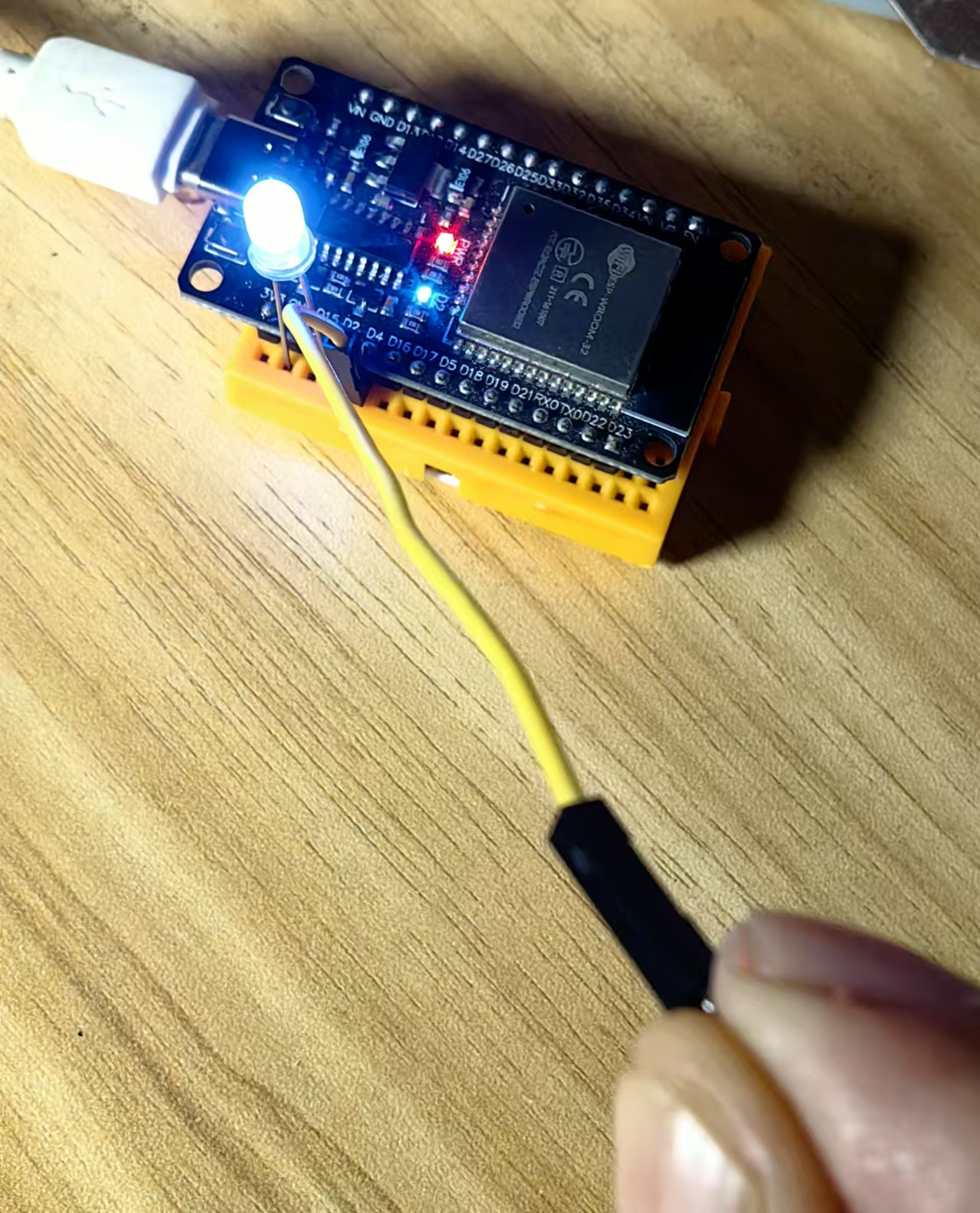 【花雕学编程】Arduino动手做（241）--ESP32 Dev之触摸传感器图1