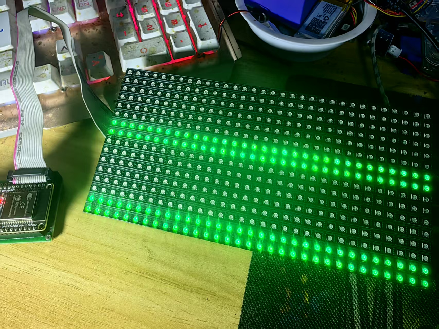 【花雕学编程】Arduino动手做（220）--P6板依次点亮红蓝绿图1