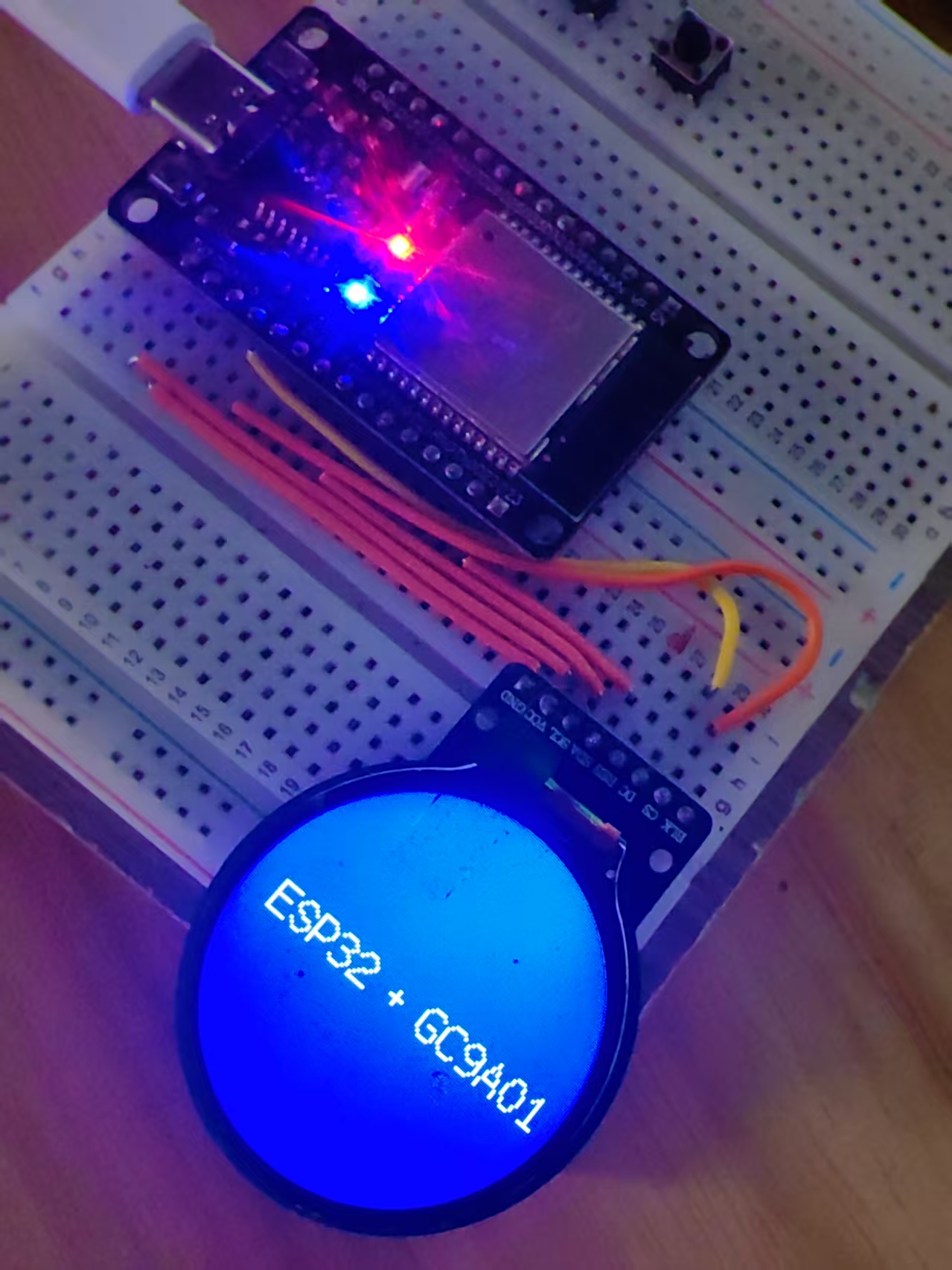 【花雕学编程】Arduino动手做（249）---GC9A01蓝底滚动白字图2
