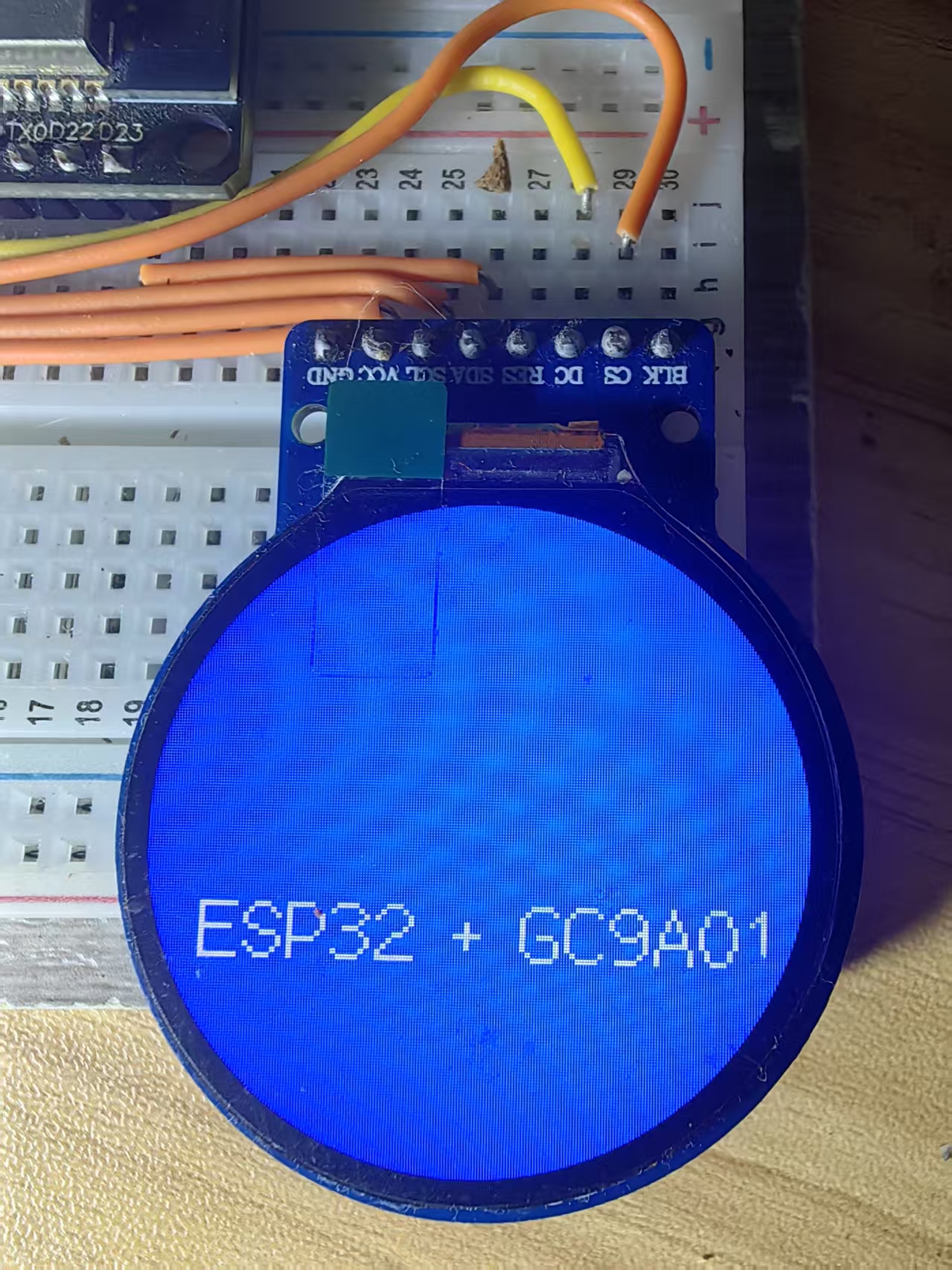 【花雕学编程】Arduino动手做（249）---GC9A01蓝底滚动白字图3