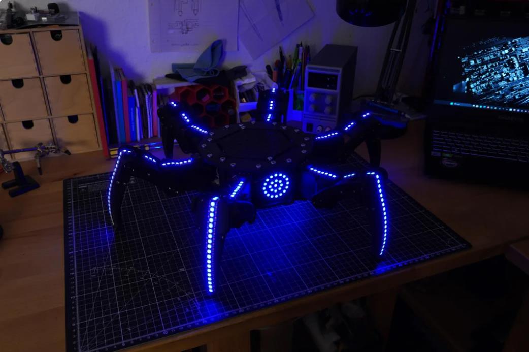 【Arduino 动手做】集成了智控和271颗LED灯的六足机器人图1